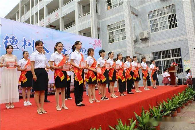 平江城北学校亮灯庆节日师生共联欢