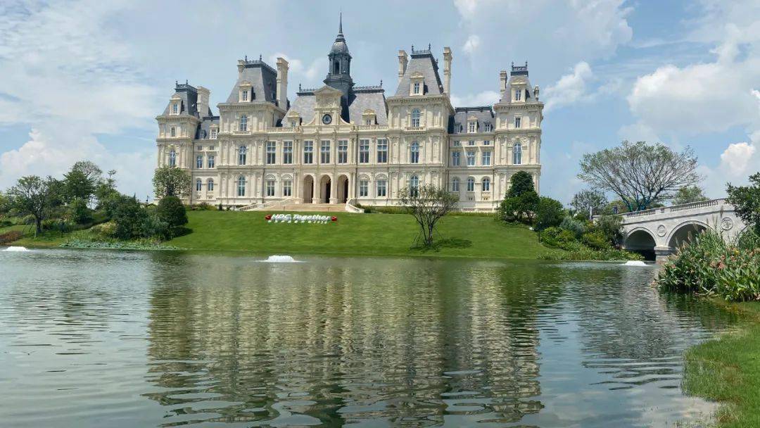 震撼夜幕下华为溪村犹如一座童话王国