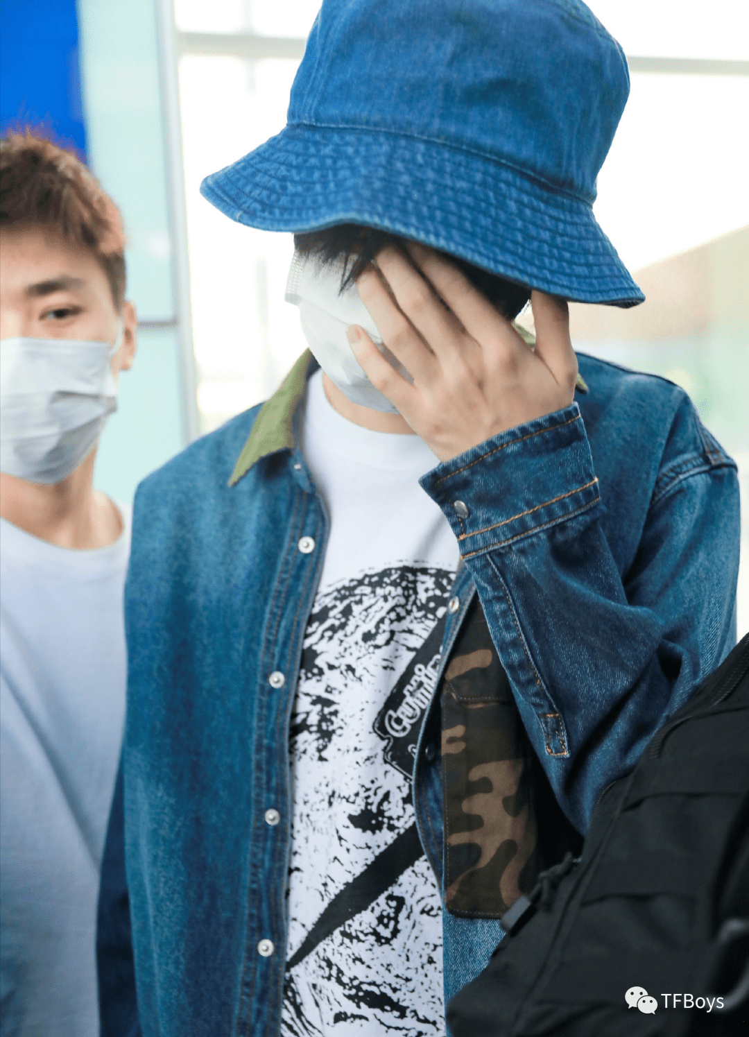 王俊凯现身北京机场,刘海遮住半张脸,渔夫帽成专属单品!