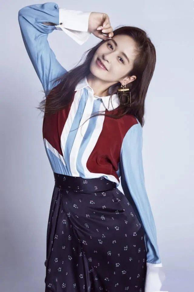 颖儿越来越会穿了,身穿一袭长裙搭配微卷长发,尽显小女人味!