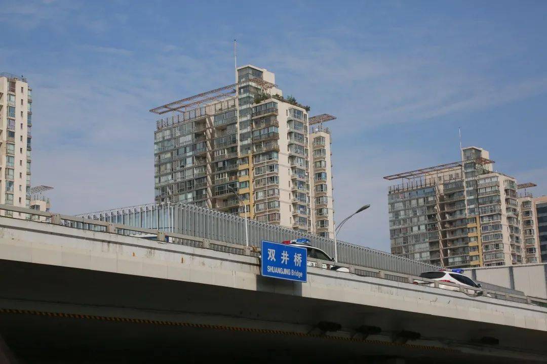 地铁7号线和北京地铁10号线的换乘车站,位于北京市朝阳区双井桥下方