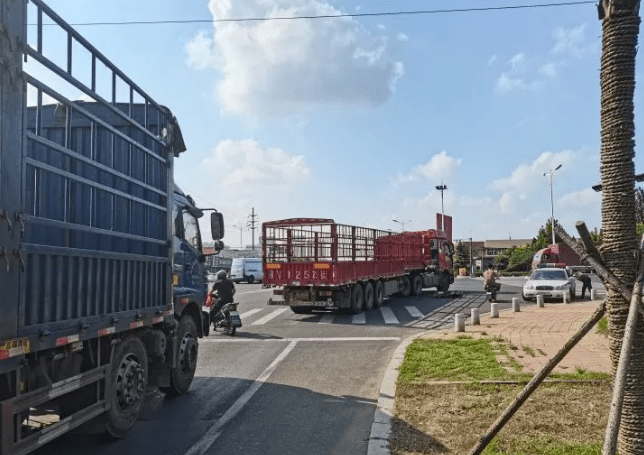 即墨一辆半挂车拐弯撞上电动车!