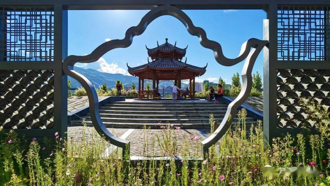 公园内有游步道,休闲亭,茶文化雕像等景观!