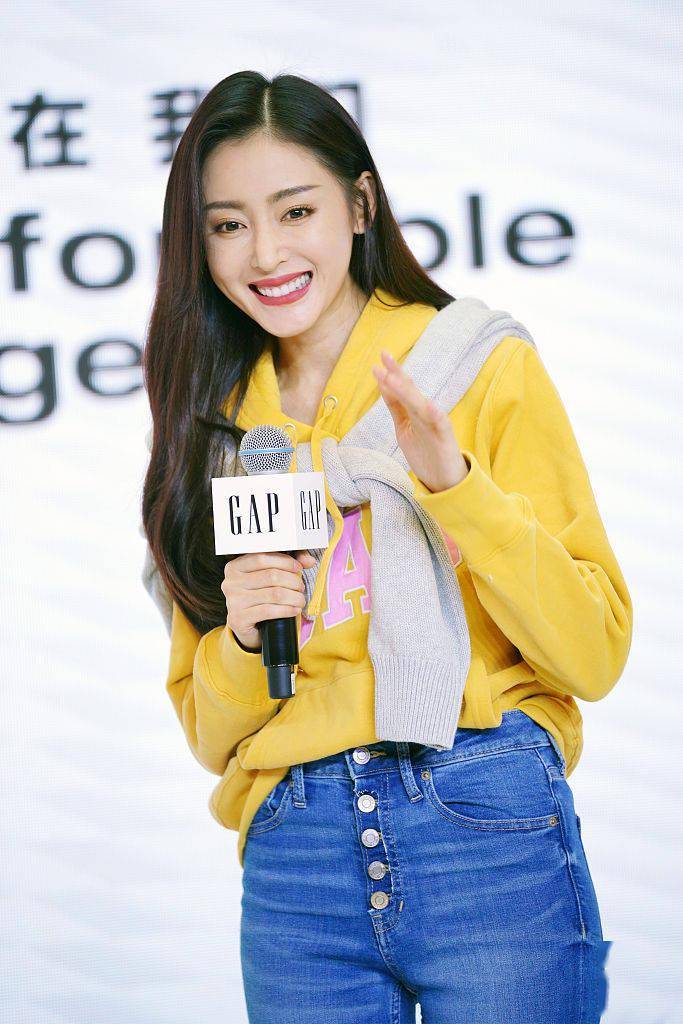 张天爱减龄装扮秒变校园女神 穿铅笔裤秀完美腿型惹人慕!