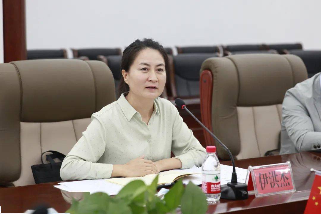 调研组成员吉林省法规处副处长高威,山东省烟台市人社局信息中心副