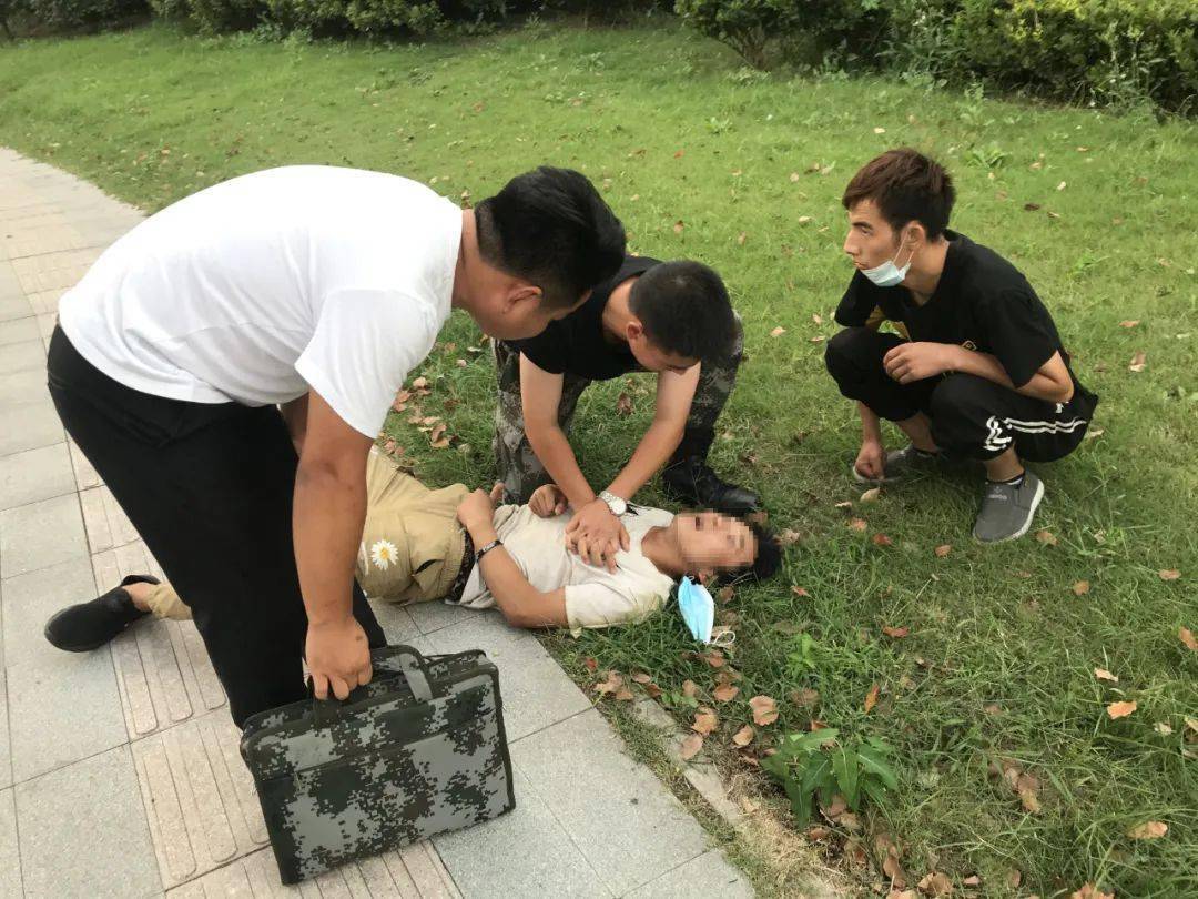 海安火车站一男子全身抽搐,陷入昏迷,一位军官跪地急救.