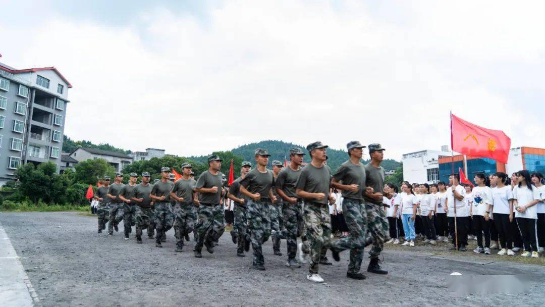 南部二中学德仁校区操场上呼号声震天