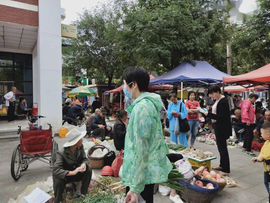 铜川市新区长丰市场公厕周边原来有350多户占道经营的摊点,既影响交通