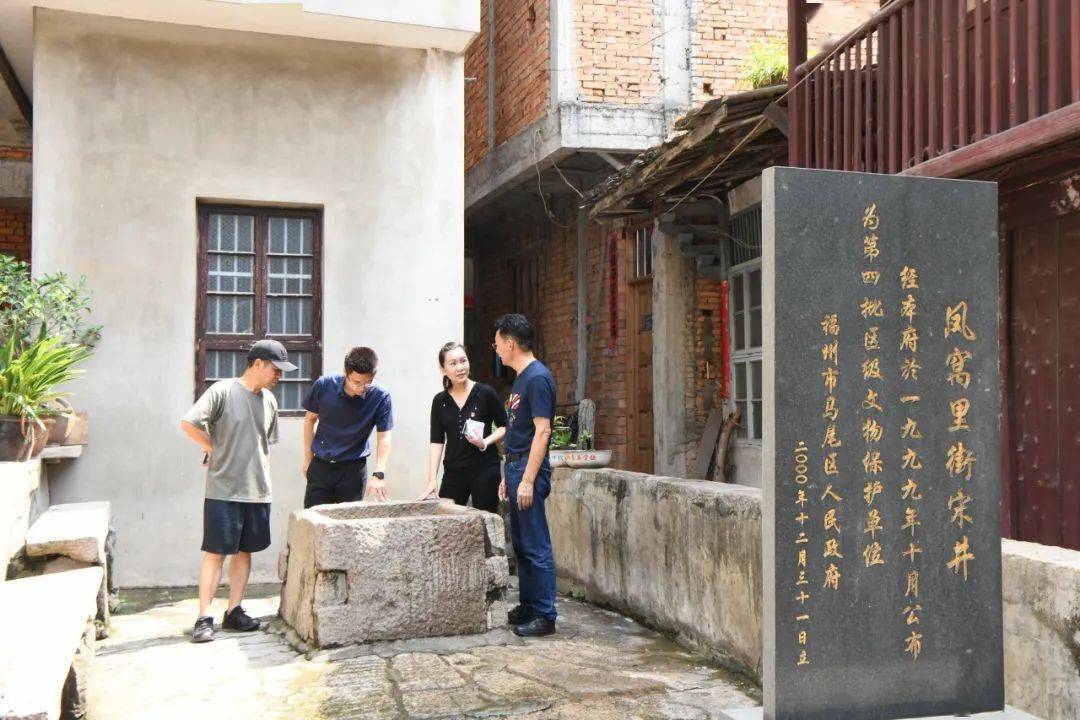 图为福州市马尾区纪检监察干部在琅岐镇凤窝村,查看文物保护情况今年7