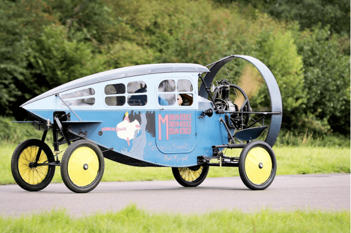 五颜六色猎豹母子7600米气球牵引螺旋桨四轮车