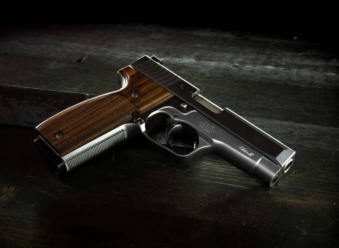 枪械库为何人人都爱1911和沙漠之鹰看了这个图集你就知道