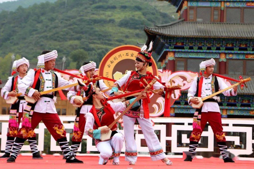 一年一约石宝山歌会节开幕了