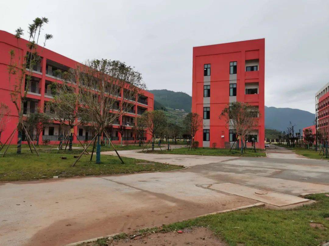 支教家访显温情——"田雪梅校长工作室"凉山支教活动_喜德县