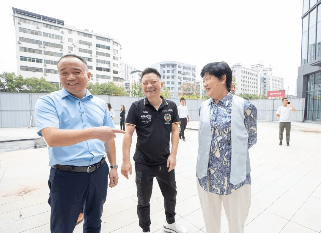 王一实业集团董事长王庆玉亲临现场启动开工仪式,对香江百货金钟