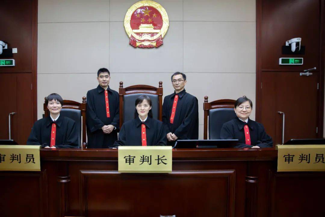 法官不需要名片裁判文书就是他们最好的名片