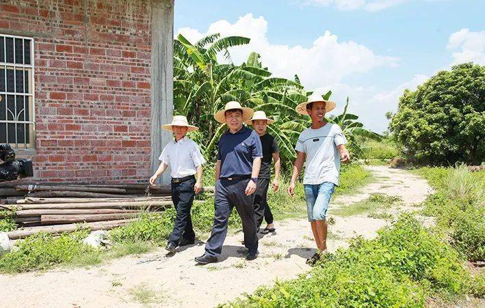 驻村第一书记风采驻华石镇三屋村第一书记黄征用心用情用力精准扶贫