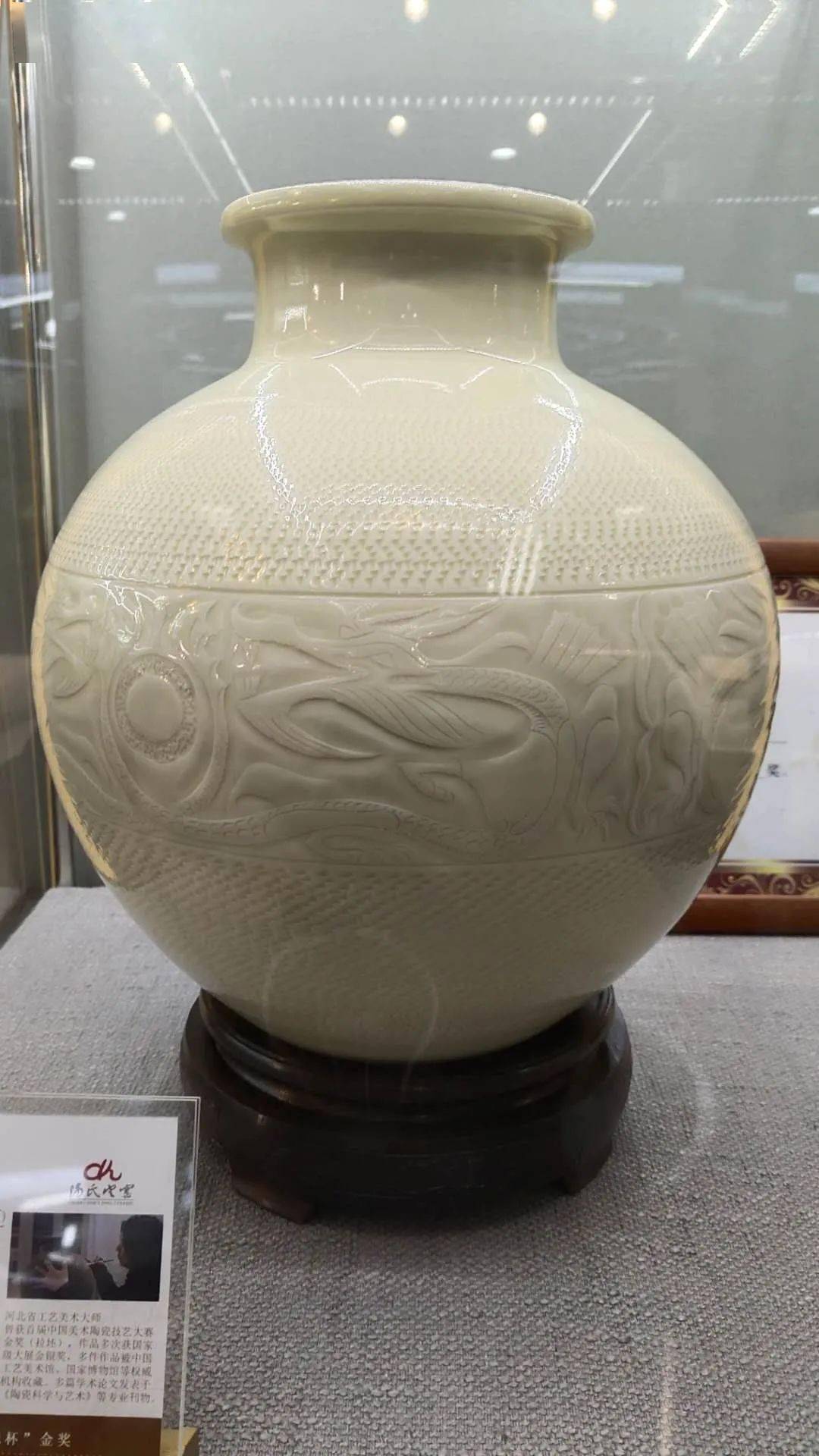 展厅中陈列的众多瓷器,很多原型都是全国各大博物馆中的精品,其寓意