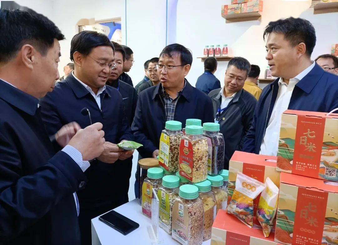 盟委委员,副盟长聂新鹏出席会议,扎旗人民政府副旗长刘海涛参加会议