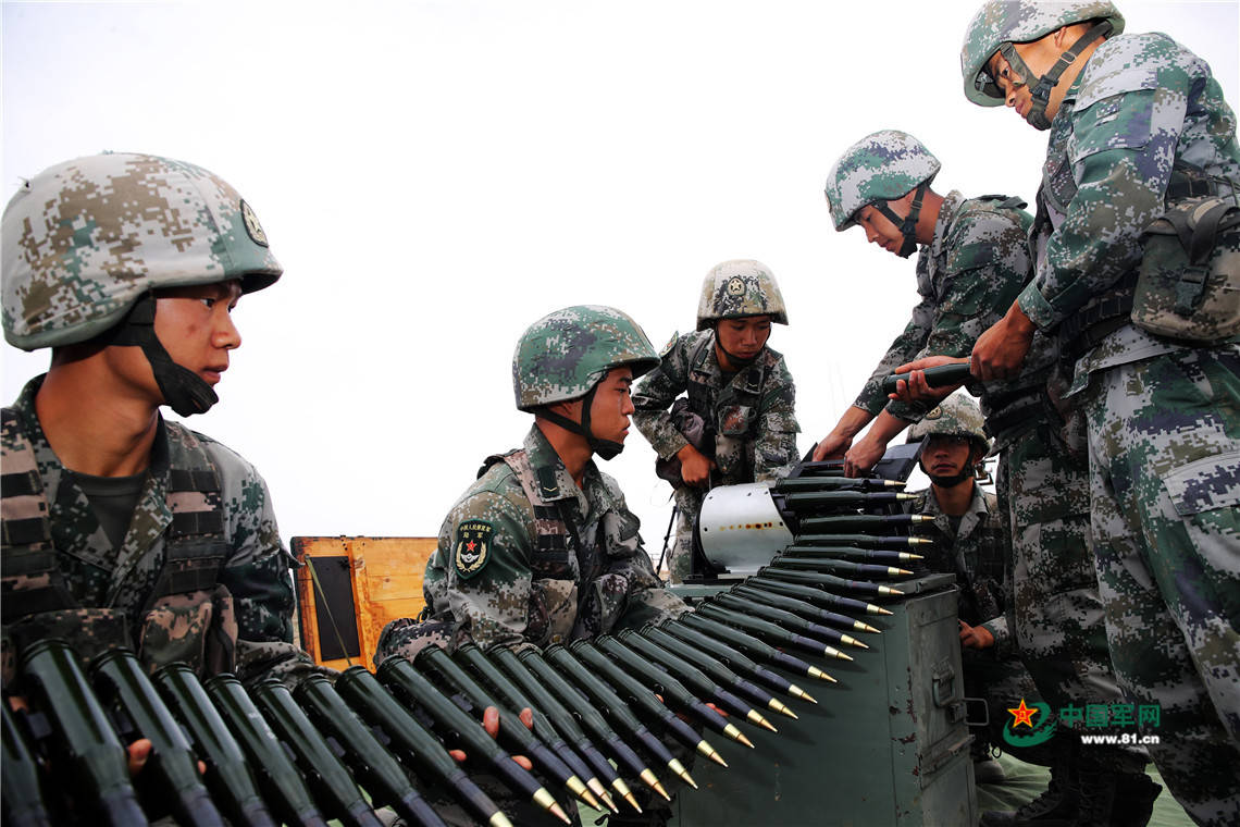 战车轰鸣 陆军第76集团军某合成旅大漠戈壁演兵忙