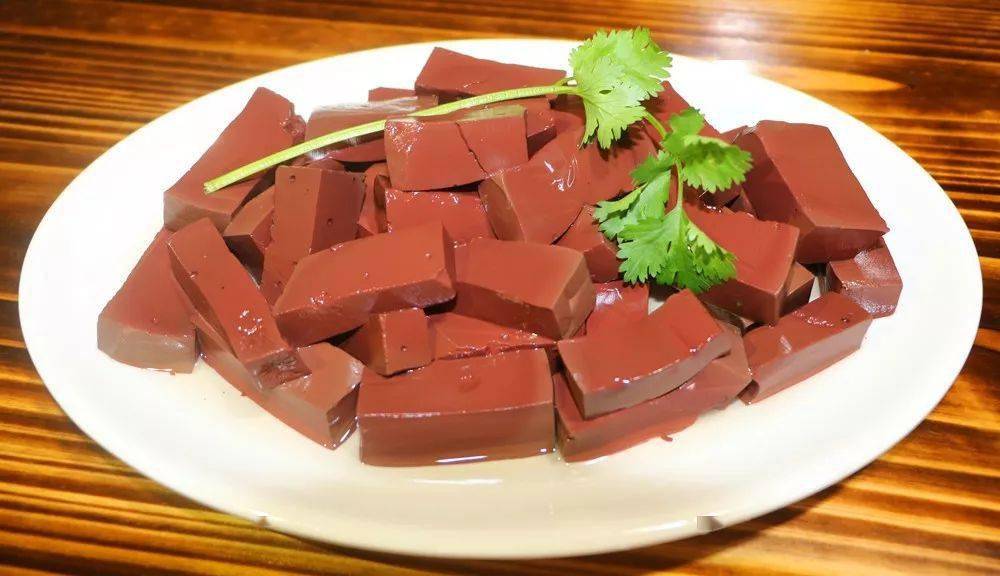 新鲜的驴血,入口嫩滑香浓,每一块都吹弹可破的样子,吃起来味道好极了!