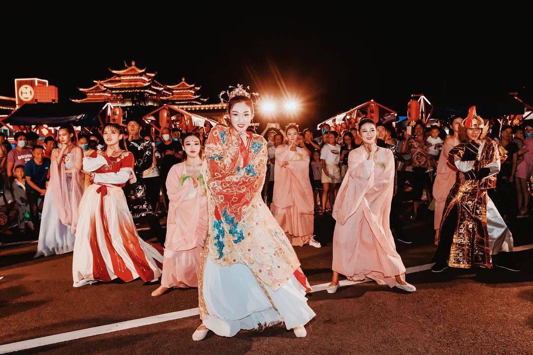 快闪秀 动图来自福州亲子营滑稽的小丑表演耍杂技,变魔术,百变气球