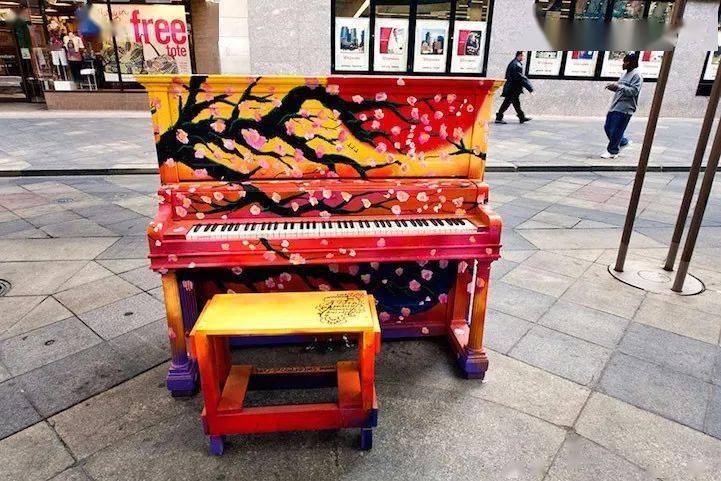 他在街头随意放了21架钢琴,结果神奇的事情发生了