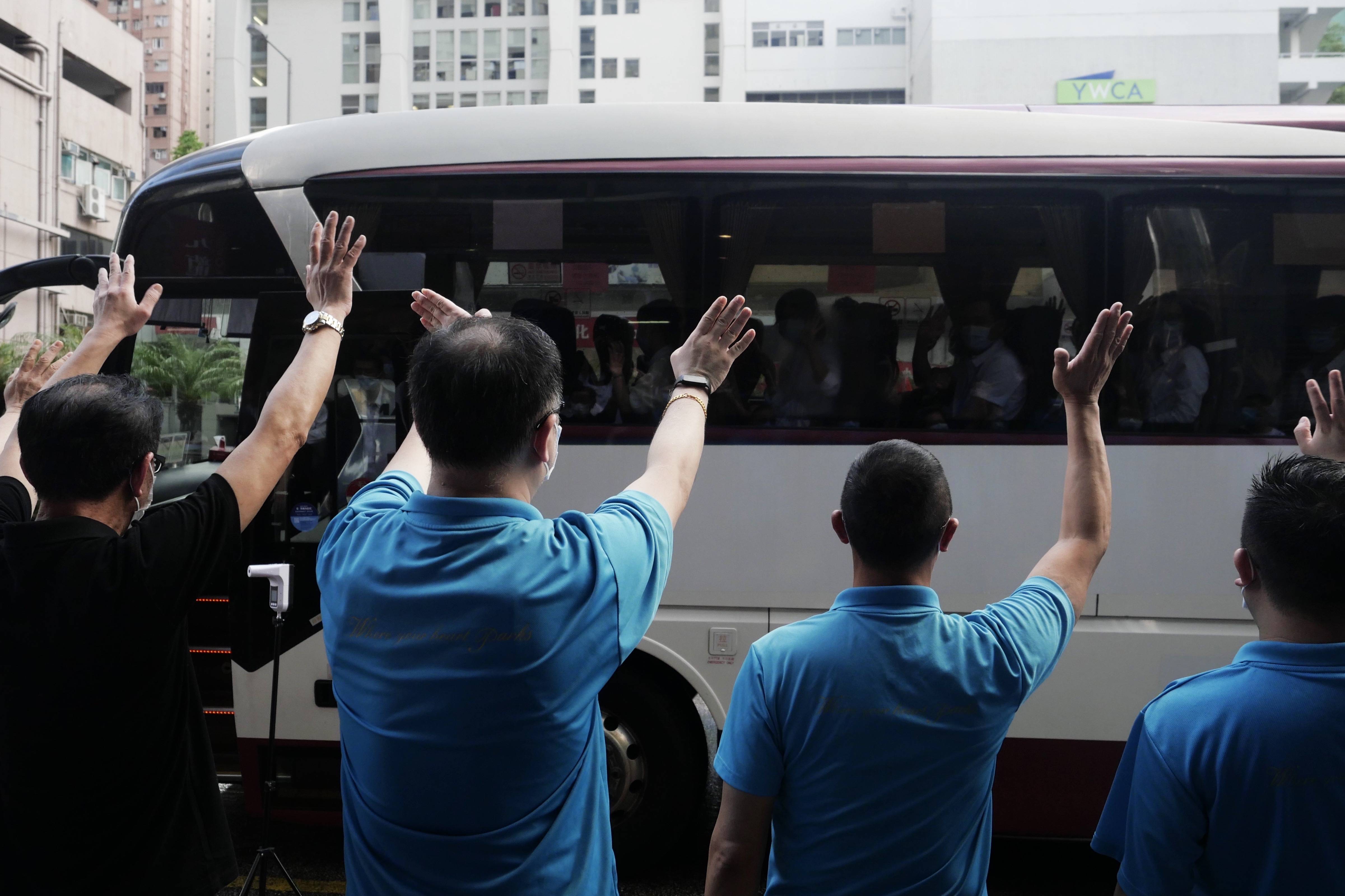 特写感恩有您香港市民自发欢送内地核酸检测支援队离港