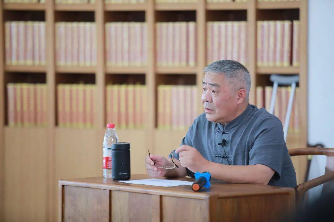 黄波老师:·文字学家,书法家·《甲骨文字典》编纂者之一甲骨文里藏着