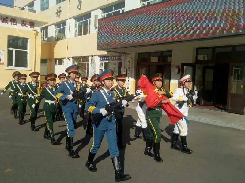 黑龙江哈尔滨杨靖宇红军小学举行垃圾分类我先行主题升旗仪式