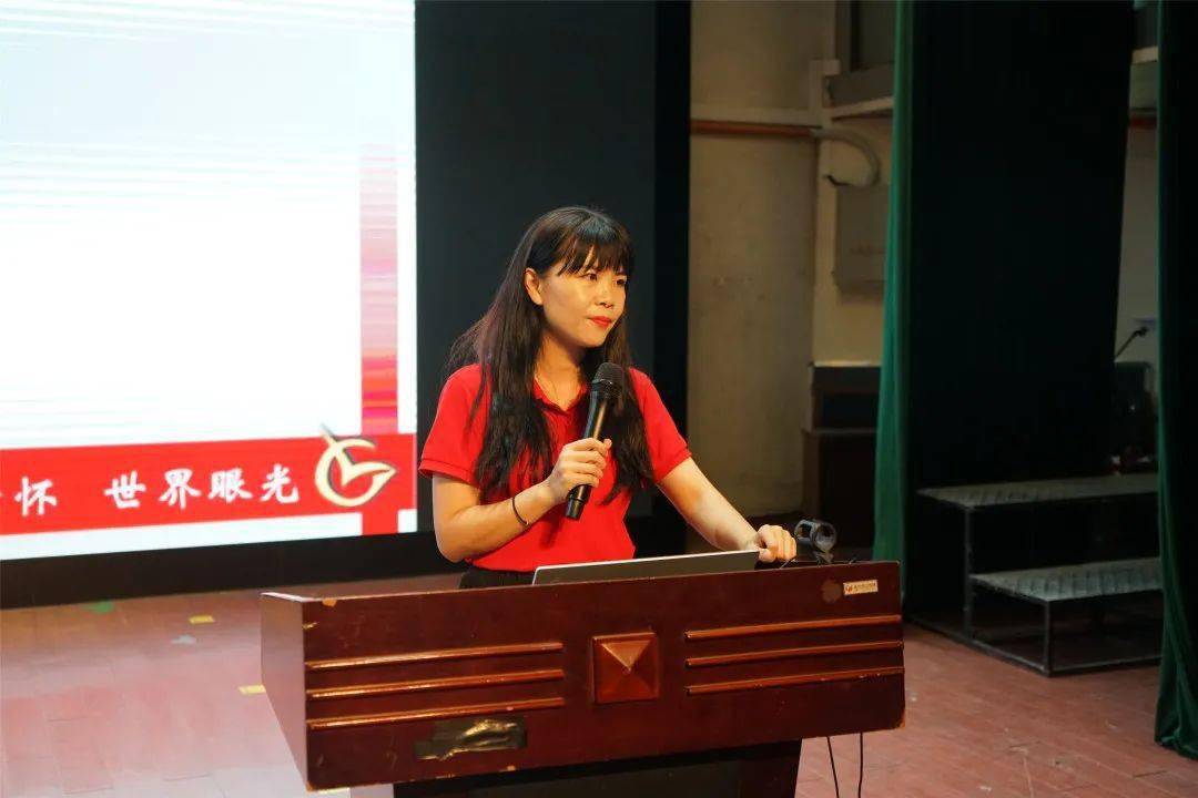 阅读中遇见自己——柳州百姓大讲堂走进市十二中学_卢涛