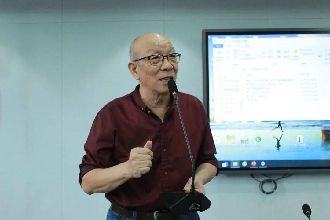 王邦平,教育科学家,首都师大附属中学物理高级教师,担任教育工作50载.