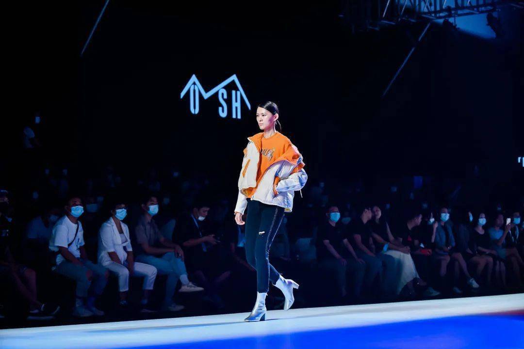 言午木木"ai118原创品牌"力求经典及简约,希望透过简单的线条及裁剪能