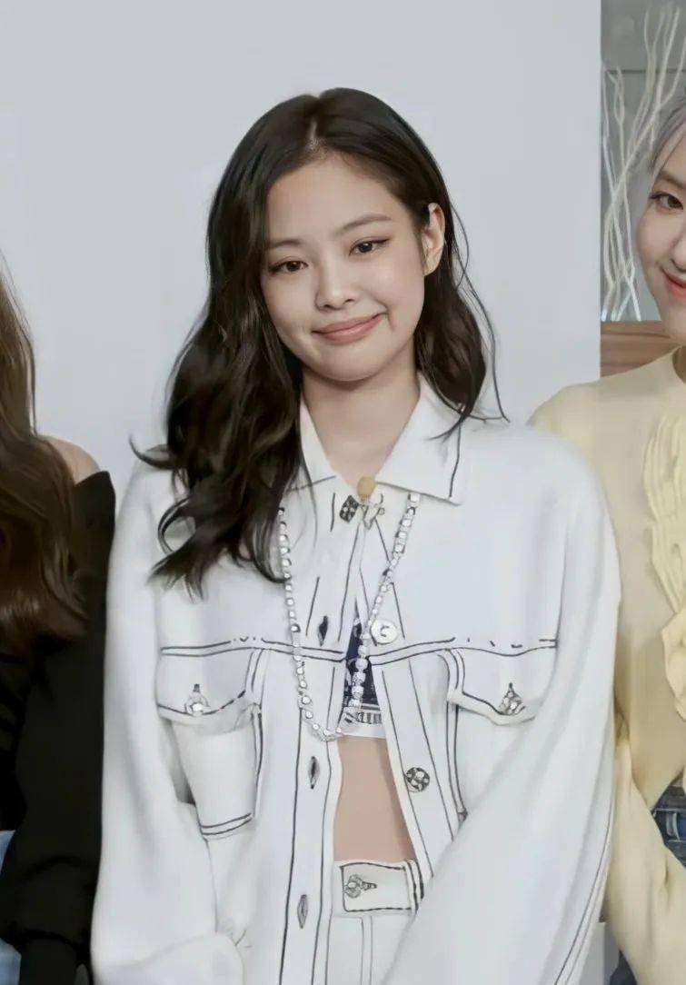 金智妮穿权志龙同款外套美极了