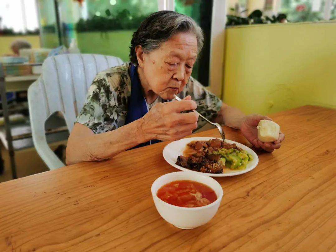 院舍轶事老人院厉行节俭力挺光盘行动