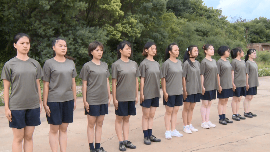 文山12个女兵,英姿飒爽奔赴军营!太赞了!_训练