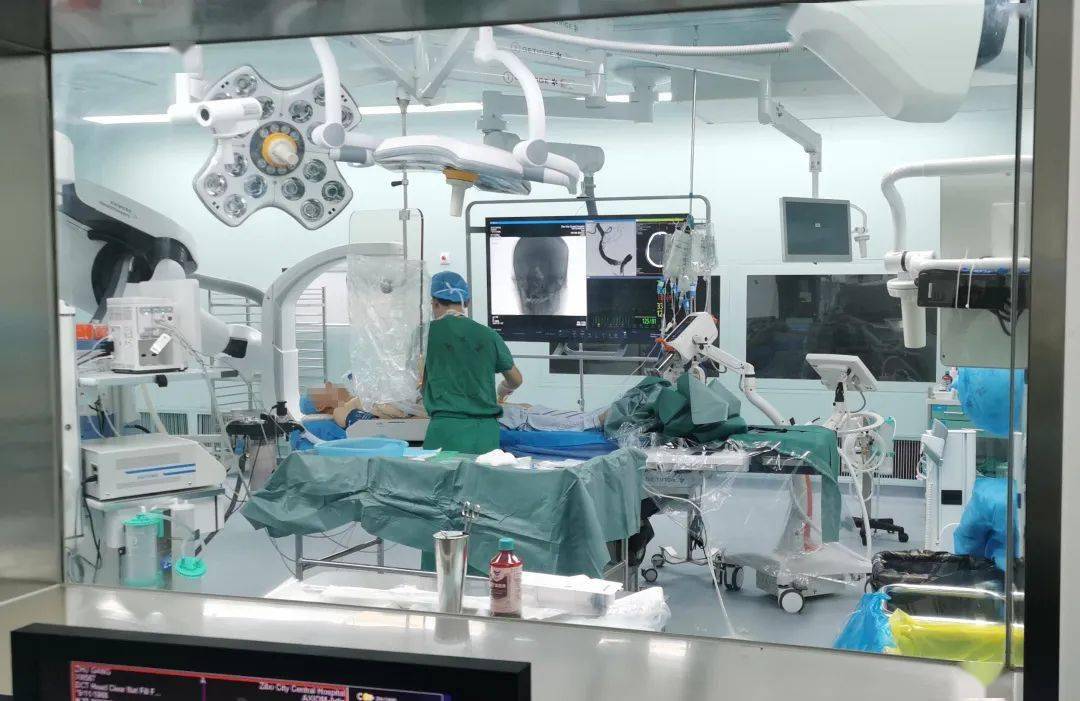 左右开弓淄博市中心医院双复合手术室同时开展两台手术