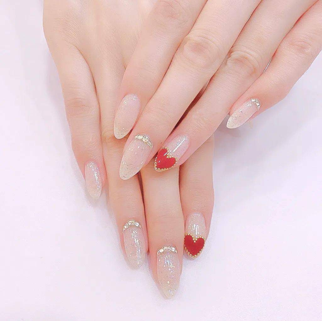 简约耐看的小碎钻美甲超适合结婚