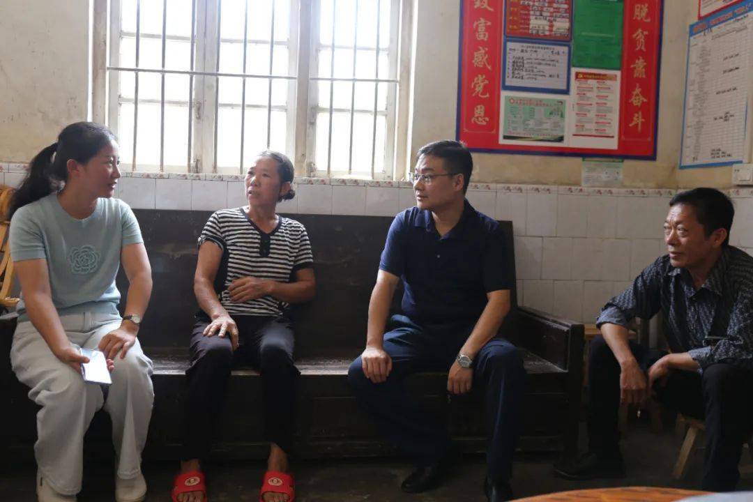 9月16日,副县长林小波到白沙镇白沙村委蚂拐山村,扶龙村委竹桥村慰问