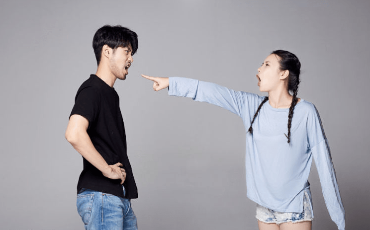 因为发生点争执,我跟他吵架了,然后他一气之下摔门而出,就把我一个人