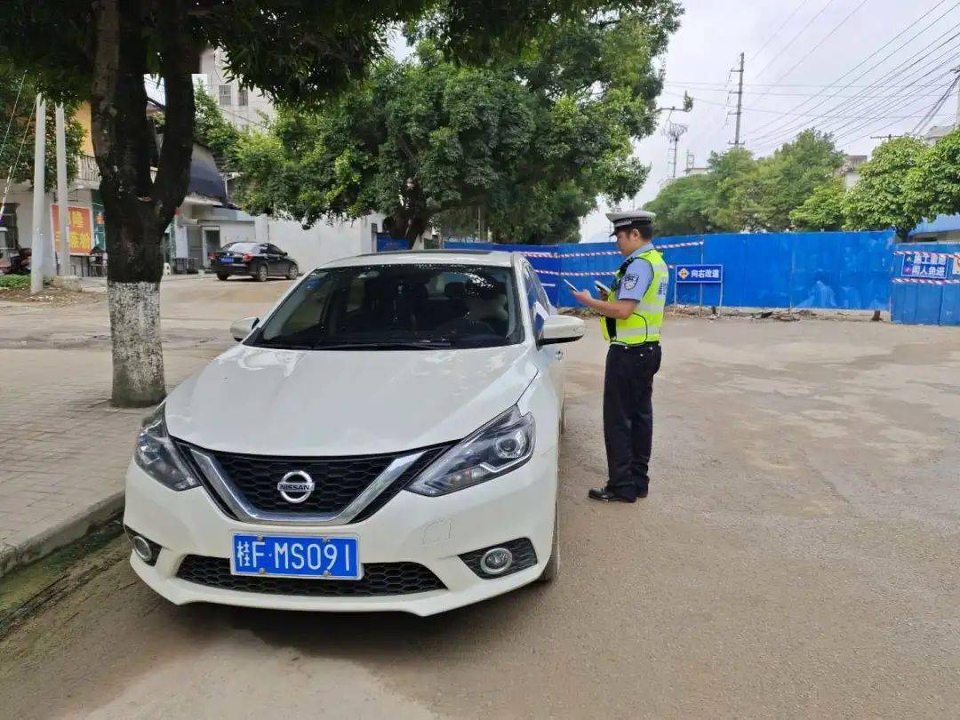 崇左交警cue到违法停车驾驶人请规范停车