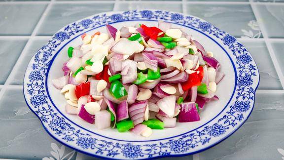 洋葱拌杏仁要不要焯水大厨教你正确做法这样做清脆爽口又入味