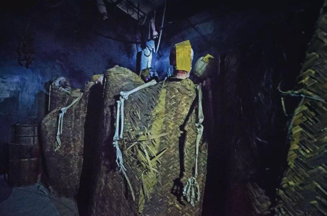 场景细节 精心塑造贴合情境的场景配乐巧妙设置的机关道具头颅,头发木