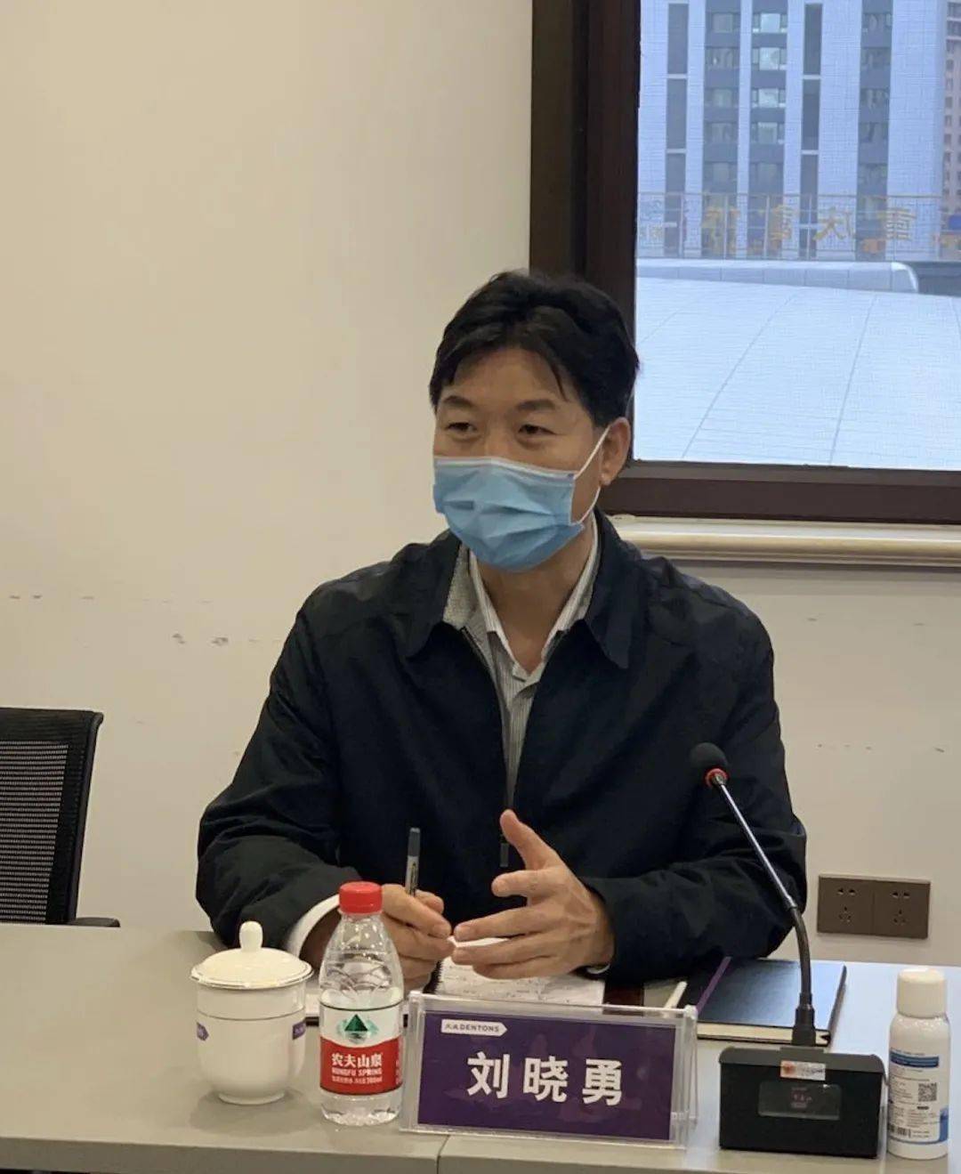 高级合伙人孙炜,张志民,吴雪岩,贾士红以及合伙人,律师代表王伟民,朱