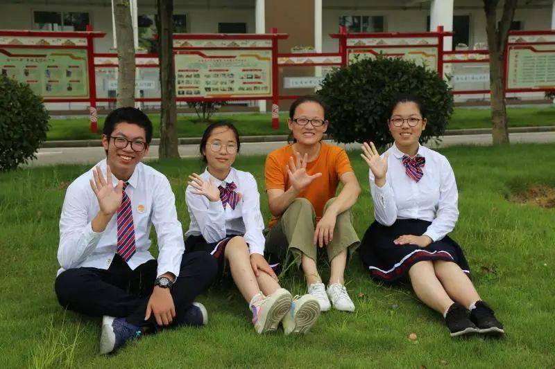 闵行这位老师18年500多本学生日记解开心灵秘密花园