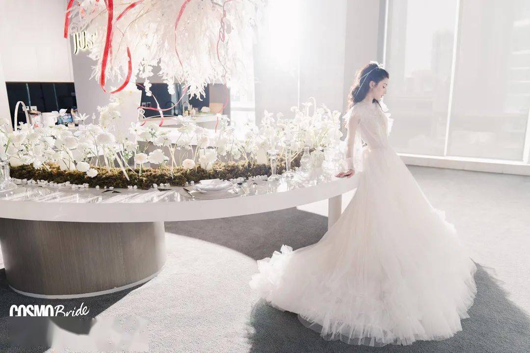 比起一梦敦煌,我更想知道哈妮克孜成为夏季婚礼闪耀少女的秘密_婚纱