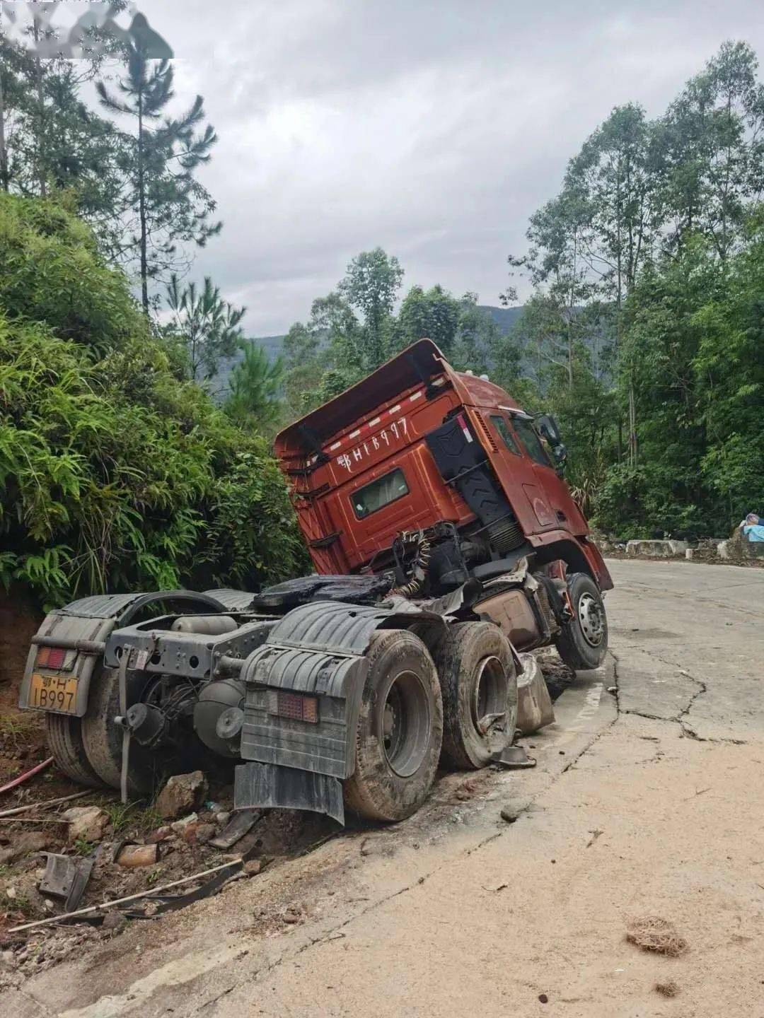海丰往高潭路段一辆油罐车翻车