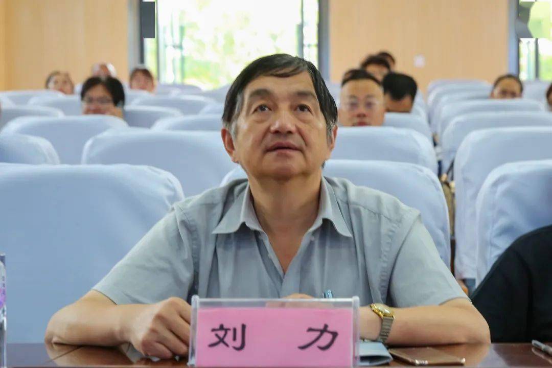 校长汇报9月17日上午,缙云县"公办初中提质强校工程"专家团队来到新建