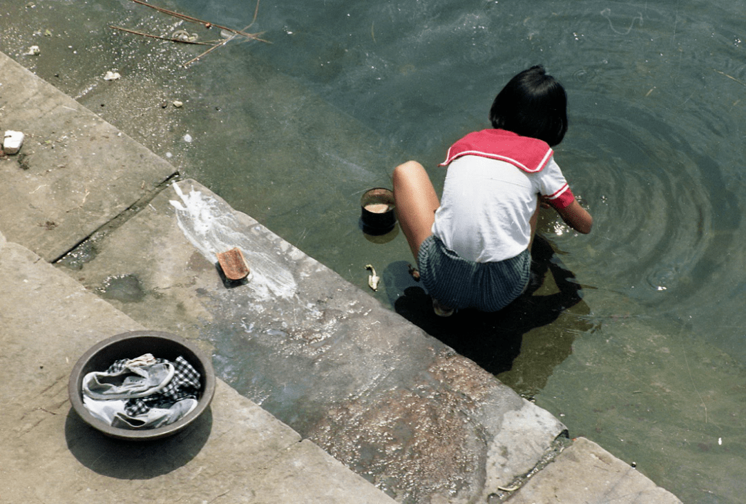 河边洗衣的少女孩子的背影中国常熟香港风景小则风景小则风景小则风景
