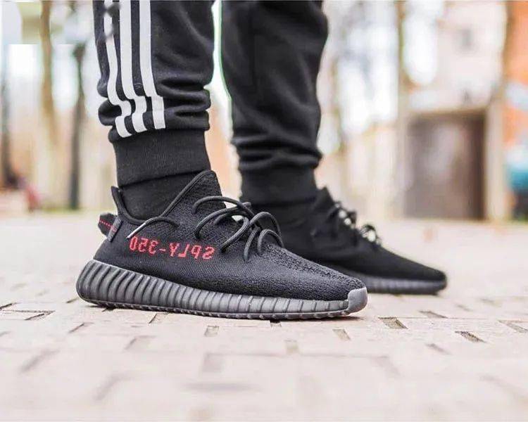 补货yeezy 350"黑红字"新版实物提前泄露,发售锁定!_mafia
