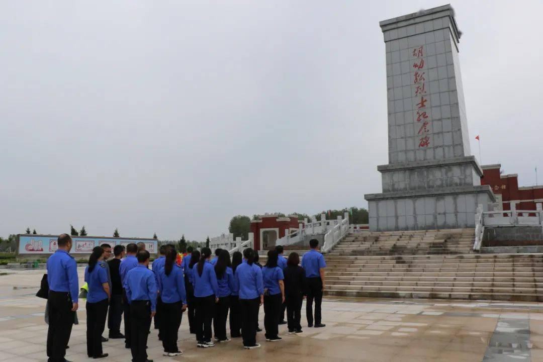 9月17日,市城管执法局组织机关全体干部职工来到胡幼松烈士纪念馆